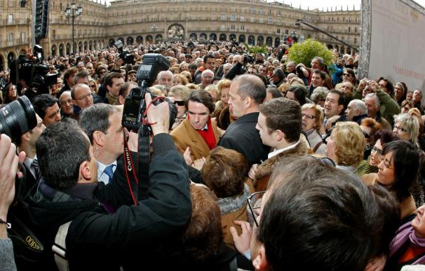 Miles de personas arropan en Salamanca a las víctimas y vitorean a Aznar
