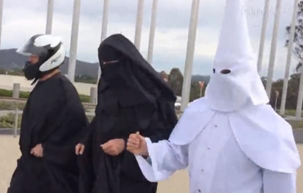 Activistas con un capuchón del Ku Klux Klan y un niqab intentan entrar en el Parlamento australiano