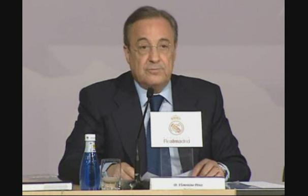 La plana mayor del Real Madrid acompaña a Raúl en la presentación de su biografía