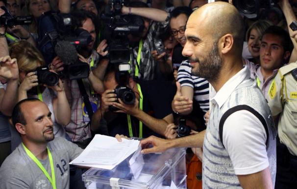 Guardiola vota entre gritos de 'presidente, presidente'