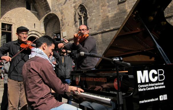 Un pianista sirio toca en Barcelona para revindicar la solidaridad con los refugiados