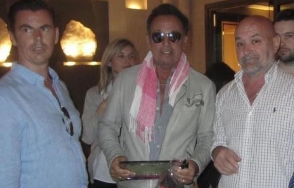 Peralejos de las Truchas consigue entregar a Springsteen la placa de Hijo Adoptivo del pueblo