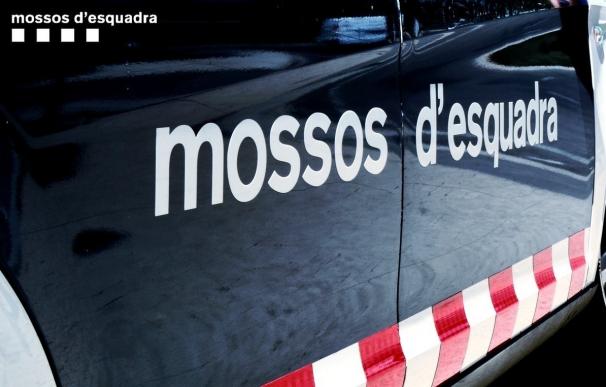 Denunciado un conductor que intentó atropellar a dos mossos y causó un accidente en Canovelles