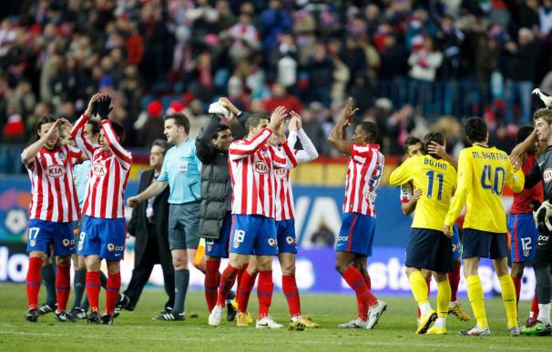 El Atlético frena al Barcelona y da emoción a la lucha por el título