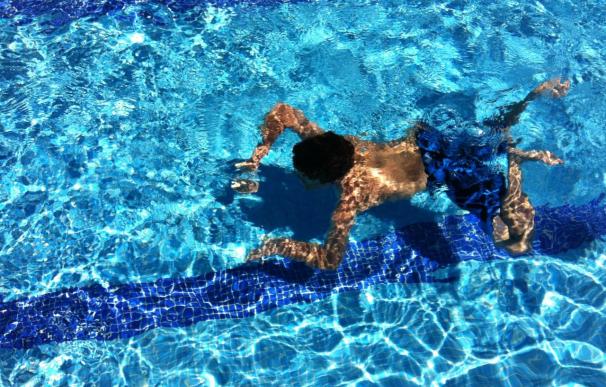 La longitud del brazo al niño es la distancia adecuada para vigilarlos en la piscina