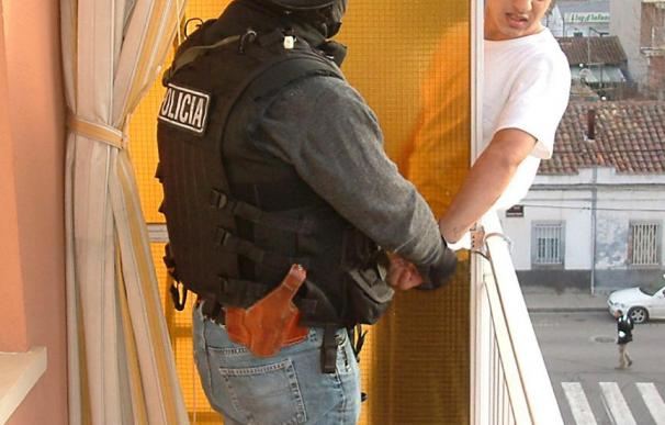 Detienen a la prima de uno de los presos fugados de Sevilla por cobijarlos en su casa