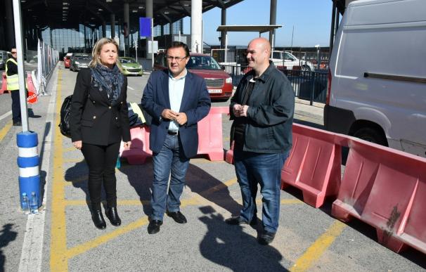 El PSOE critica que Aena obligue a usar el aparcamiento del aeropuerto para soltar o recoger viajeros