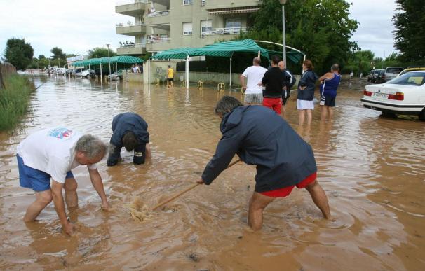 Inundaciones de aparcamientos y bajos en las tarraconenses Torredembarra y Altafulla