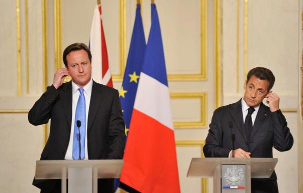 Sarkozy recibe en París a Cameron en su primer desplazamiento al extranjero