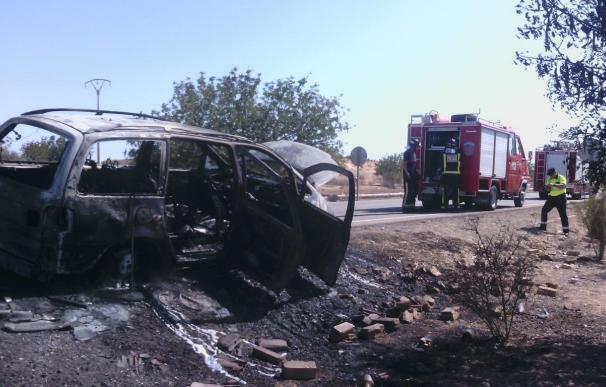 Bomberos del CEIS extinguen el incendio declarado en un vehículo en Fuente Álamo