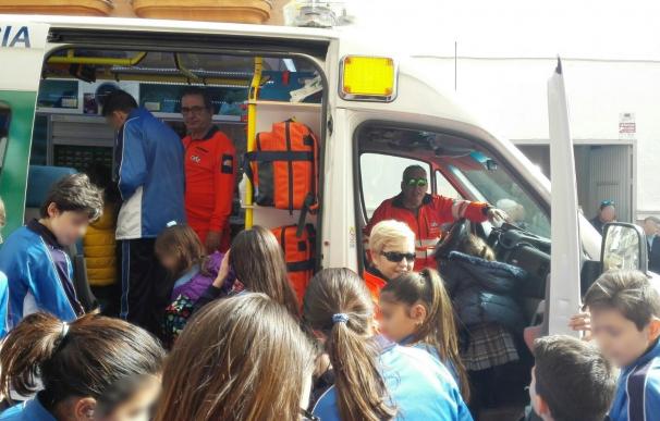 El 061 enseña cómo actuar ante una emergencia sanitaria al alumnado de un colegio de Bailén