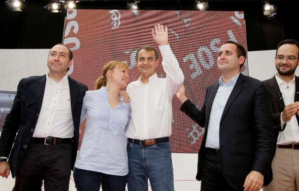 Alcaldes y concejales del PSOE arropan a Zapatero y valoran el Plan E