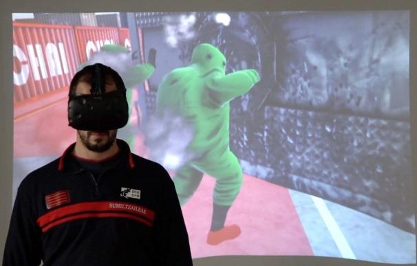 Los Bomberos de Bizkaia entrenan emergencias en el Puerto de Bilbao con un simulador de realidad virtual