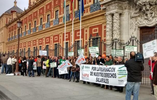 Funcionarios se concentran en Málaga y Sevilla contra los recortes y por la devolución de las pagas extras