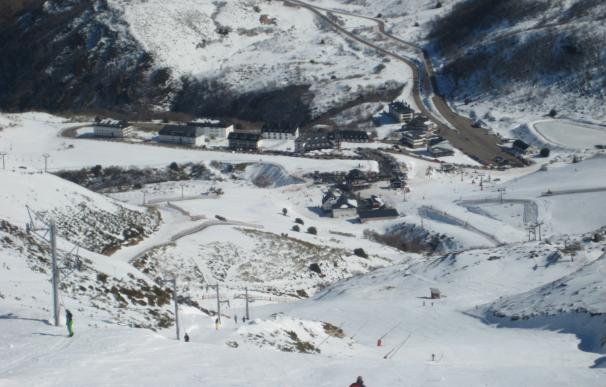 Casi 5.000 esquiadores acudieron a las estaciones asturianas este fin de semana