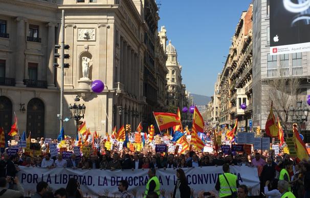 Miles de personas se manifiestan en Barcelona en contra del proceso independentista