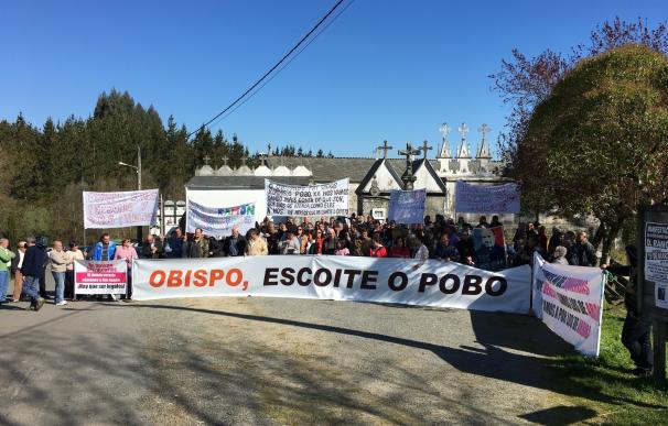 Unas 300 personas se vuelven a manifestar en Guitiriz (Lugo) contra el traslado de su párroco