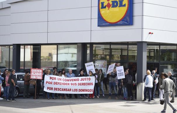 Más de un centenar de personas exigen un convenio "justo" de Lidl en Cantabria