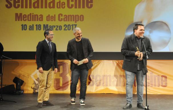 Toni Bestard recoge el premio al mejor corto 'La otra mirada' en la Semana del Cine de Medina del Campo, en Valladolid