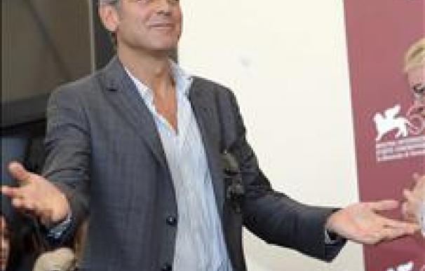 Clooney llegó a Venecia, se dejó ver y venció por goleada