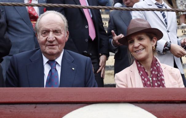 El Rey Juan Carlos y la Infanta Elena presencian en la Plaza de Toros de Jerez la corrida de José Tomás