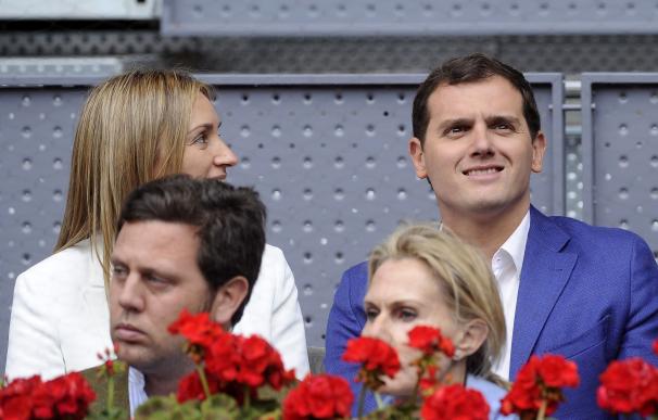 Albert Rivera, muy feliz con su novia en el tenis