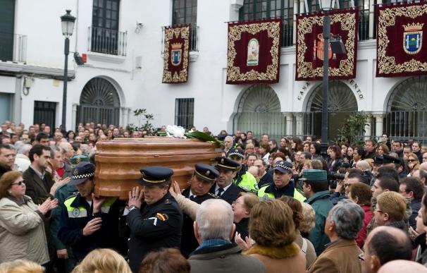 Vecinos, autoridades y compañeros policías asisten al funeral de Juan Escámez