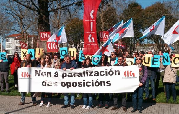 Docentes y delegados sindicales exigen ante la Xunta la convocatoria "inmediata" de oposiciones de profesorado