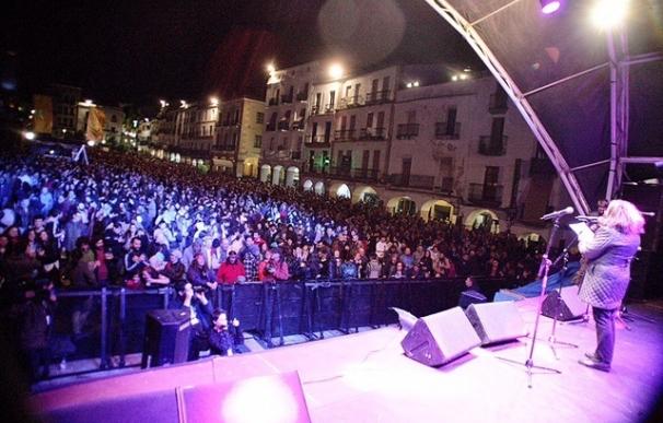 Miles de personas abarrotan la Plaza Mayor de Cáceres hasta la madrugada en los conciertos de WOMAD 2016