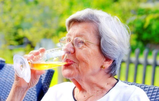 Un estudio muestra que el consumo moderado de cerveza puede incluirse en la dieta de las personas mayores