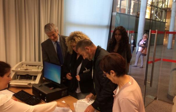 La alcaldesa de Aranjuez presenta 4.200 firmas en la Asamblea para pedir la ampliación del Hospital del Tajo