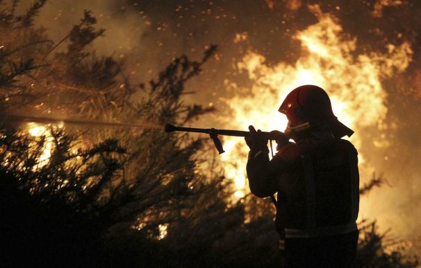 Un bombero trabaja en la extinción del incendio en el que han fallecido dos brigadistas forestales en Pontevedra