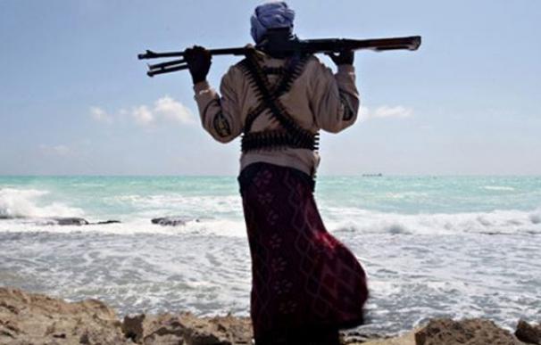 Piratas somalíes secuestran el primer buque comercial desde 2012