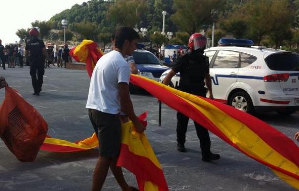 Simpatizantes de la izquierda abertzale impiden el despliegue de una gran bandera española en San Sebastián