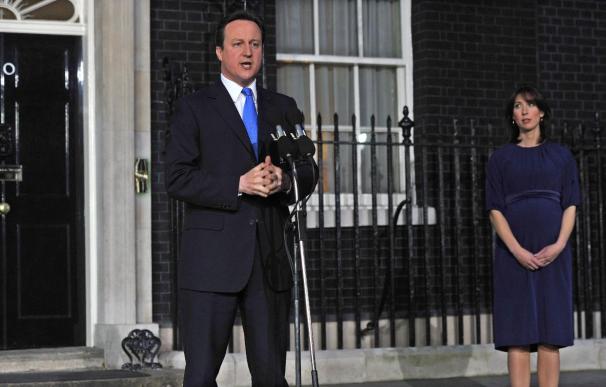 Cameron y Clegg se presentan ante la prensa en Londres tras un histórico acuerdo de coalición