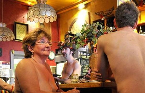 37.000 personas esperan a que abra en Londres el primer restaurante nudista