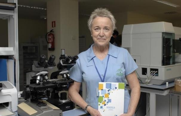 Una enfermera del Hospital Reina Sofía participa en una guía de ámbito nacional para el manejo de la hemofilia