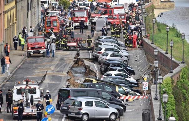 Un socavón en una calle de Florencia se traga una veinte vehículos