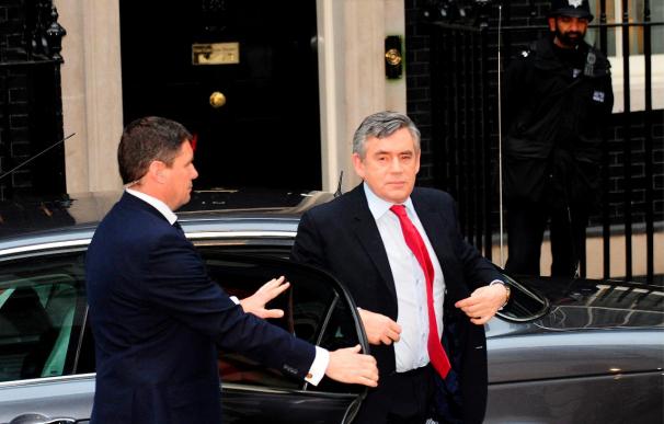 Brown se ofrece para negociar con Clegg si éste no pacta con Cameron