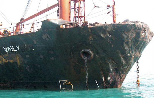 Un buque cisterna y un carguero chocan y provocan un vertido en Singapur - EFE