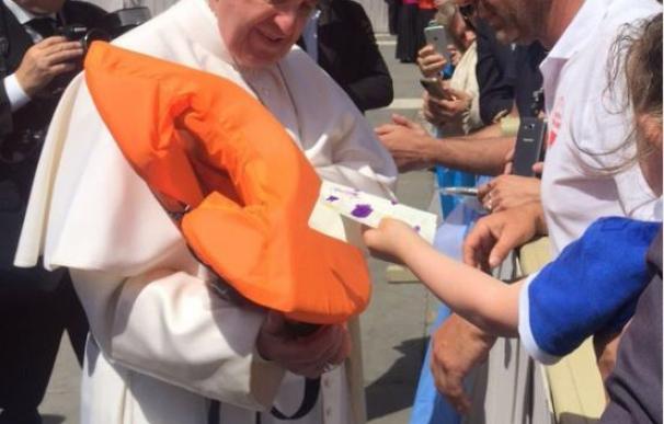 Una ONG española entrega al Papa el chaleco de una niña siria que murió en Lesbos