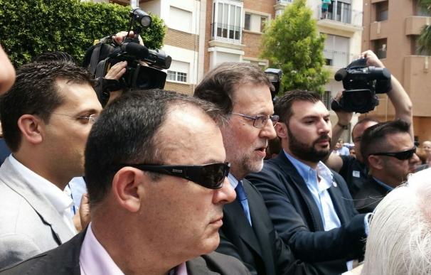 Rajoy recibe gritos de "presidente" y "ladrón" a su llegada a Alfafar (Valencia)