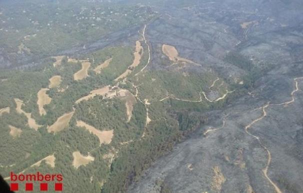 23 dotaciones de los bomberos remojan la zona del incendio de Òdena