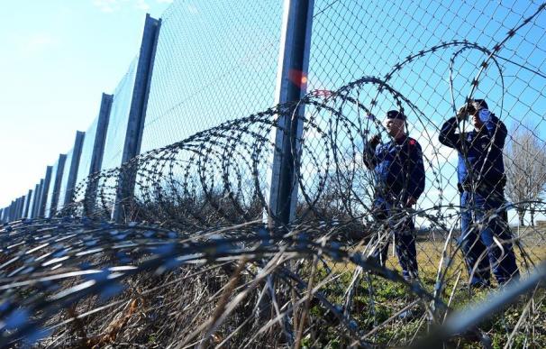 Hungría levanta una segunda valla contra refugiados en su frontera con Serbia