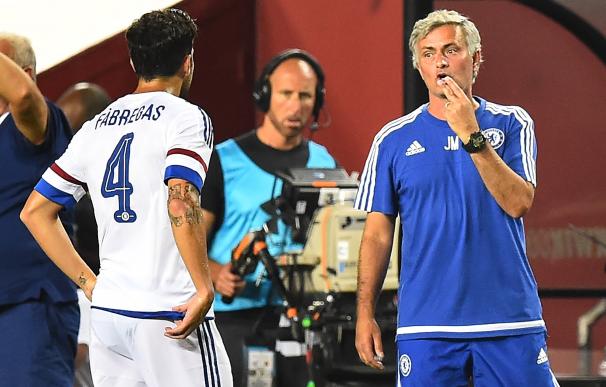 Chelsea coach Jose Mourinho (R) speaks to player C