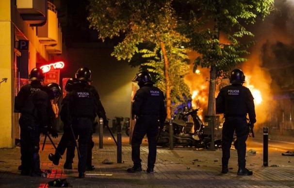 Tercera noche de batalla campal entre 'okupas' y Mossos en Barcelona