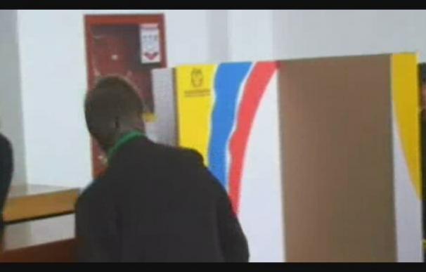 Mockus acude a las urnas a votar y prevé buena participación