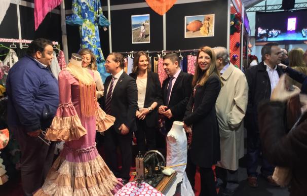 Reyes destaca el protagonismo de Andújar en la moda flamenca y el potencial económico de este sector