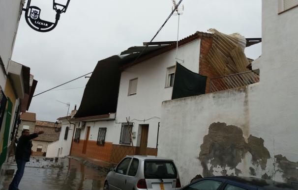 El viento desplaza un tejado en Láchar dañando varias viviendas que obligan al realojo de tres familias