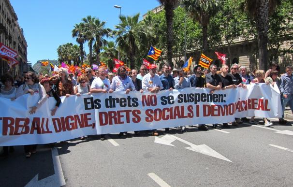 Varios miles de personas protestan en Barcelona contra la suspensión de leyes catalanas del Constitucional